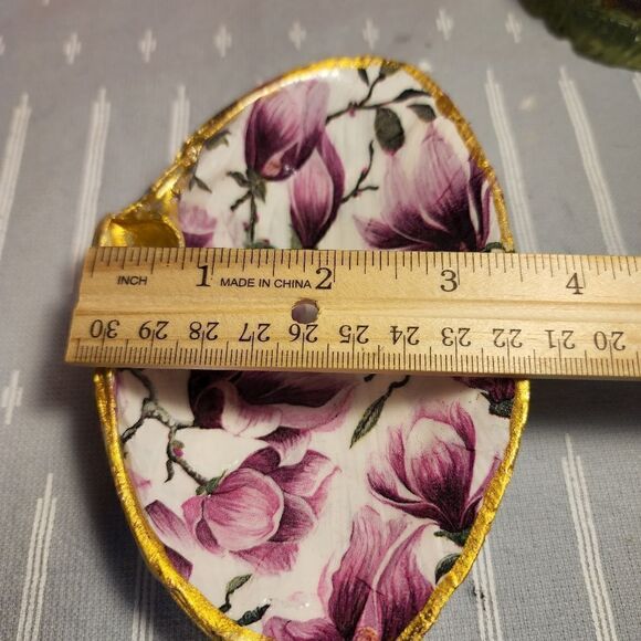 DECOUPAGE CLAM SHELL DECOUPAGE PURPLE FLOWERS ON A CLAM SHELL TRINKET DISH - Picture 9 of 9